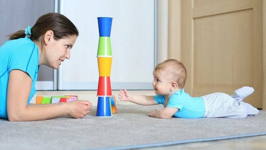 Как развивать ребенка в 9 месяцев и чему можно учить малыша