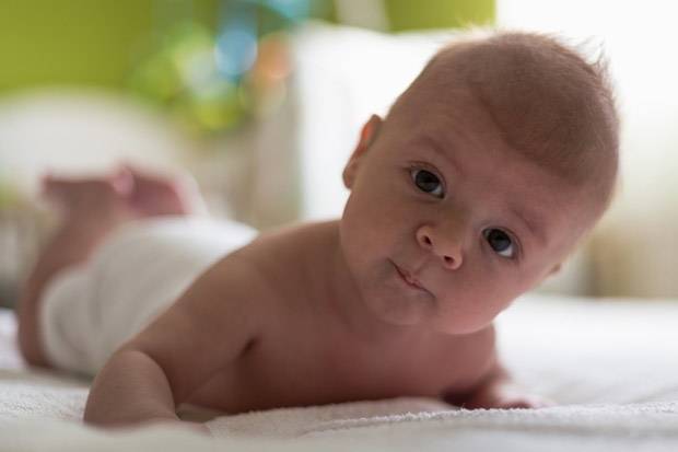 Во сколько месяцев ребенок начинает держать голову: особенности развития грудничка