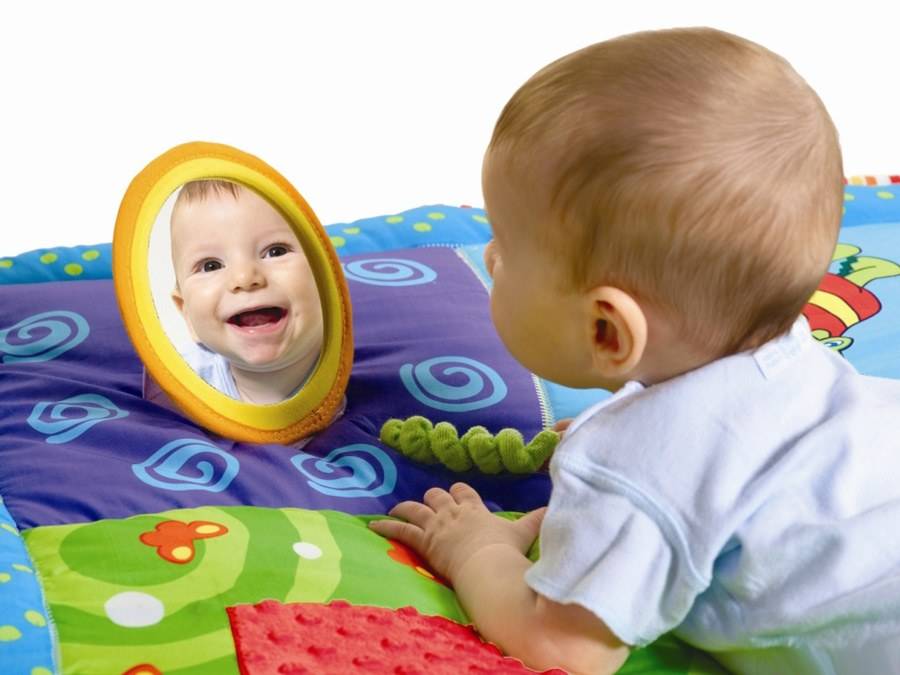 Веселое и безопасное игровое пространство для крохи: какие бывают развивающие коврики  для новорожденных и какую модель лучше купить?