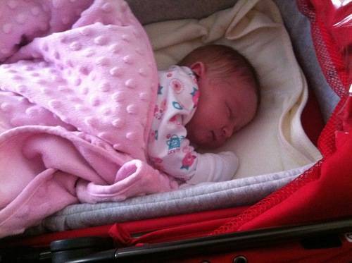 Как одеть новорожденного ребенка на прогулку зимой в коляске: нужно ли закрывать лицо