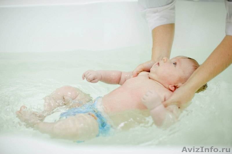 Плавание в ванне дома для грудничков