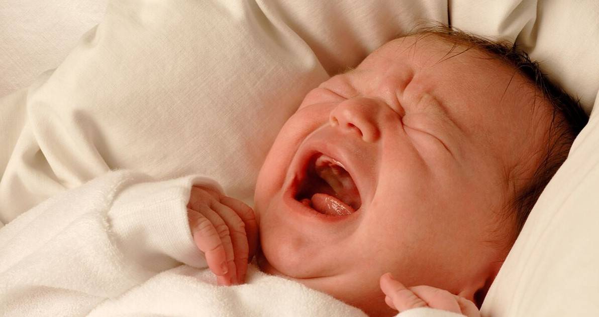 Почему новорожденный плачет: причины - грудничок постоянно плачет и отказывается от грудного молока, закатывается после купания, как его успокоить