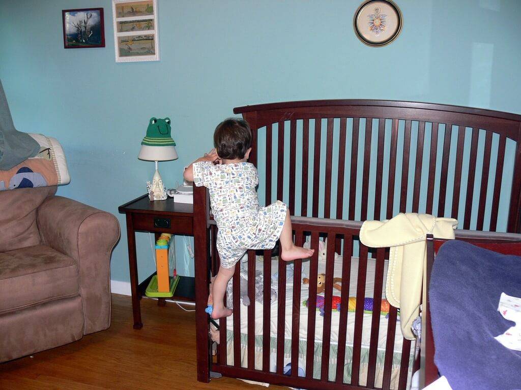 Как приучить ребенка спать отдельно от родителей: почему это надо?