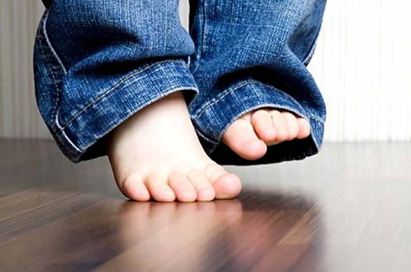 Что делать, если ребенок ходит на носочках?