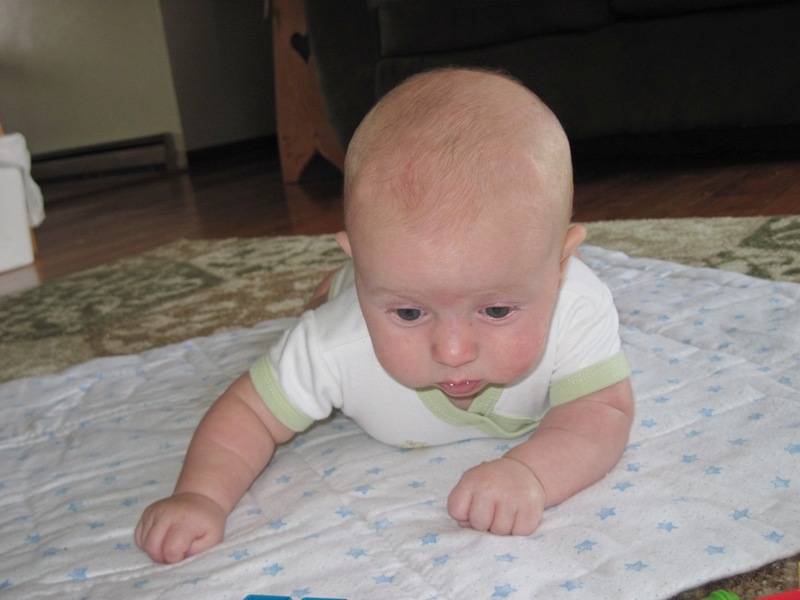 Ребенок 2-3 месяцев постоянно мотает головой — что делать?