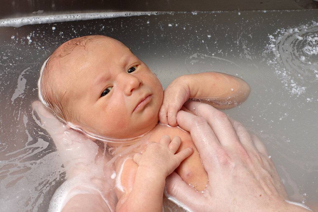 Первое купание новорожденного после роддома: когда можно и как правильно