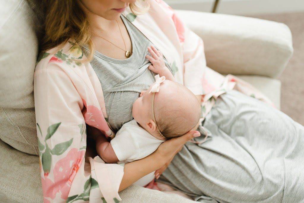 Ребенок захлебывается во время кормления грудным молоком