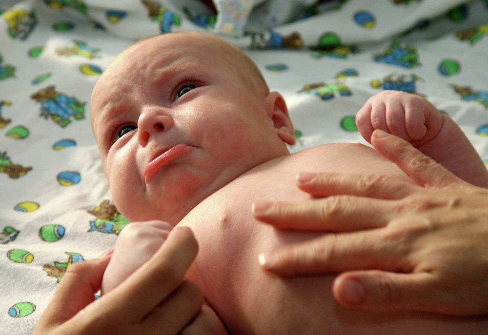 Новорожденный ребенок, грудничок: почему постоянно тужится и кряхтит