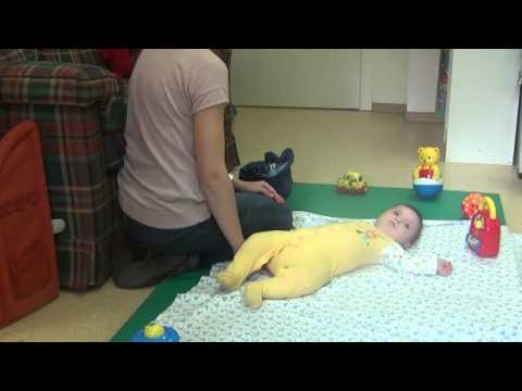 Как научить ребенка переворачиваться с живота на спину? | nestle baby