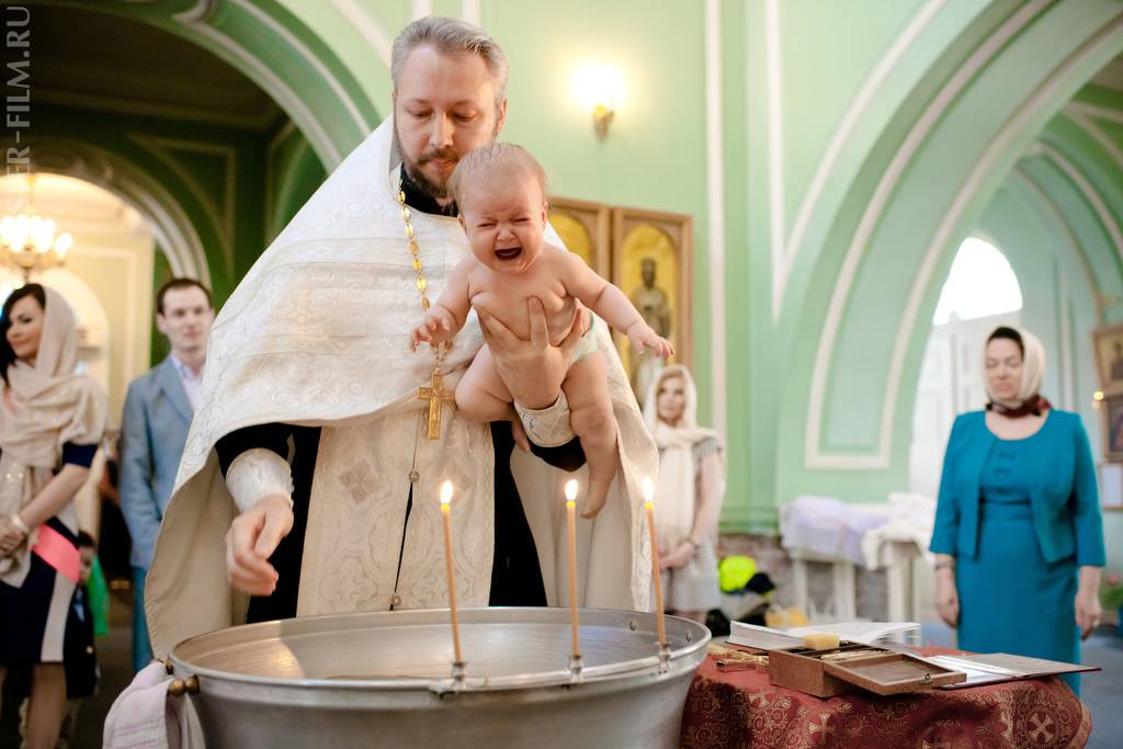 С какого возраста можно крестить новорожденного