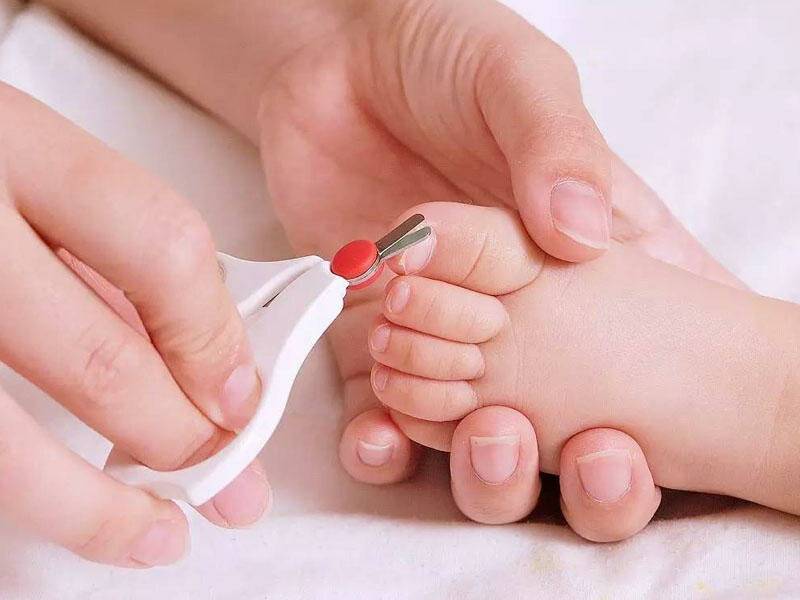 Как подстричь ногти новорожденному, когда первый раз, чем, чтобы не было вросших ногтей, уход