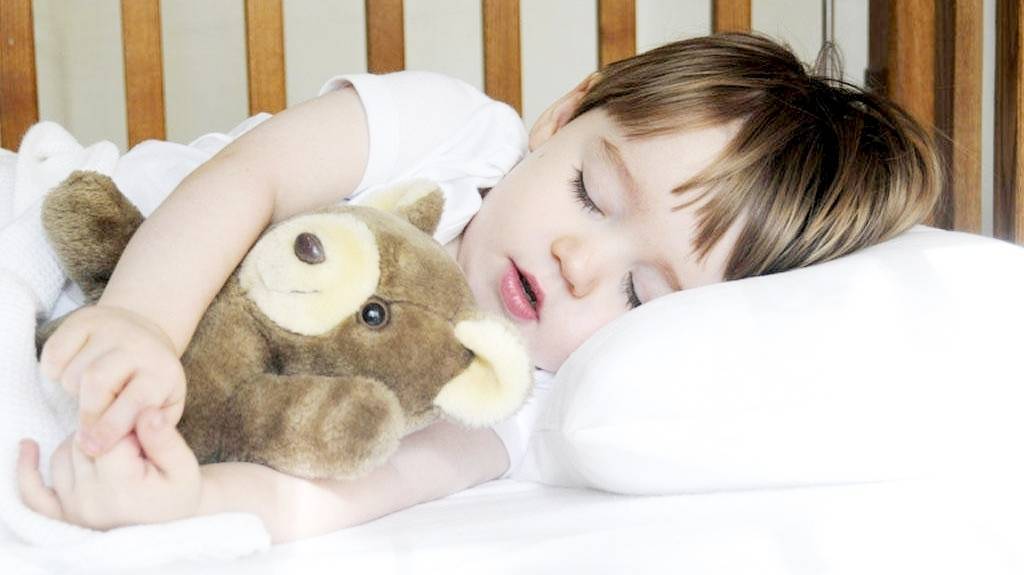Как отучить ребенка засыпать на руках: полезные советы