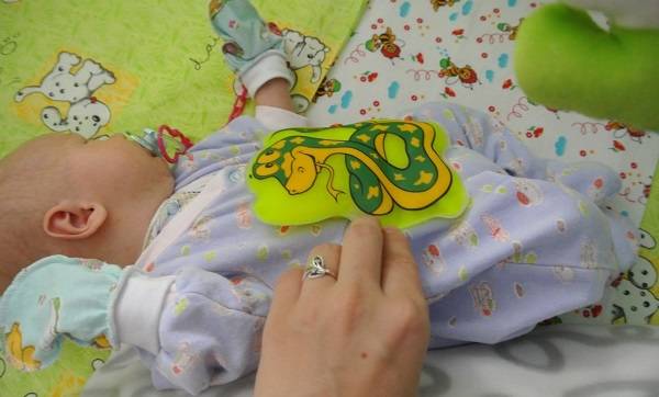 Виды и правила применения грелок от колик для новорожденных