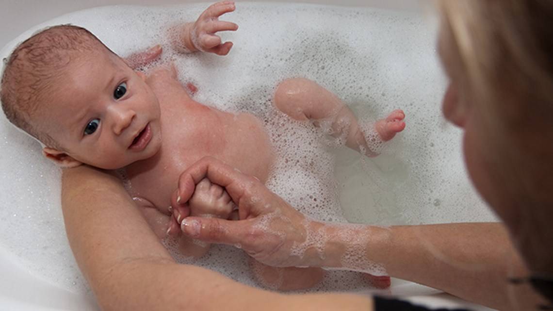 Как купать и мыть голову новорожденному ребенку - рекомендации педиатра
