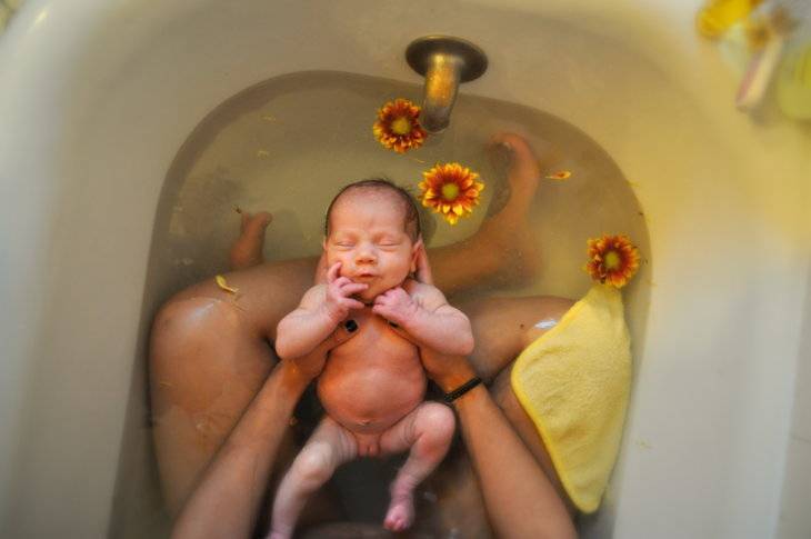 Как долго купать новорожденного в кипяченой воде: нужно ли и насколько обязательно проводить такую процедуру, когда ребенка можно начинать мыть под краном?