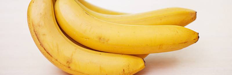 Бананы при грудном вскармливании: можно или нет маме?