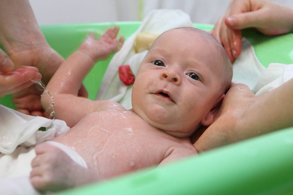 Можно ли купать ребенка (новорожденного) после прививки бцж: когда нельзя мочить, через сколько дней мыться, в 7 лет