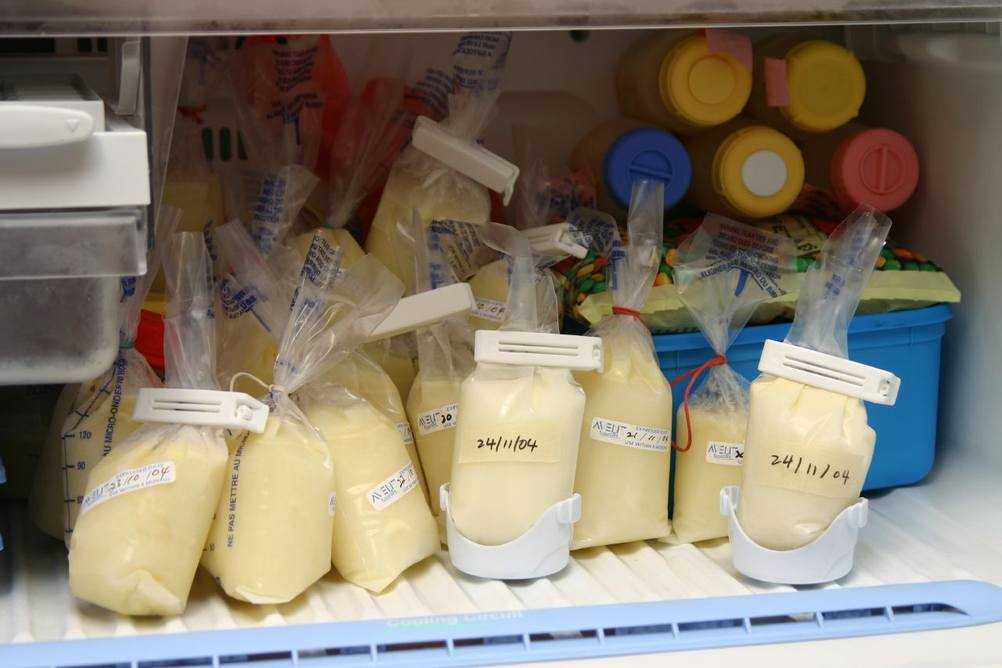Сколько хранится сцеженное грудное молоко при комнатной температуре?