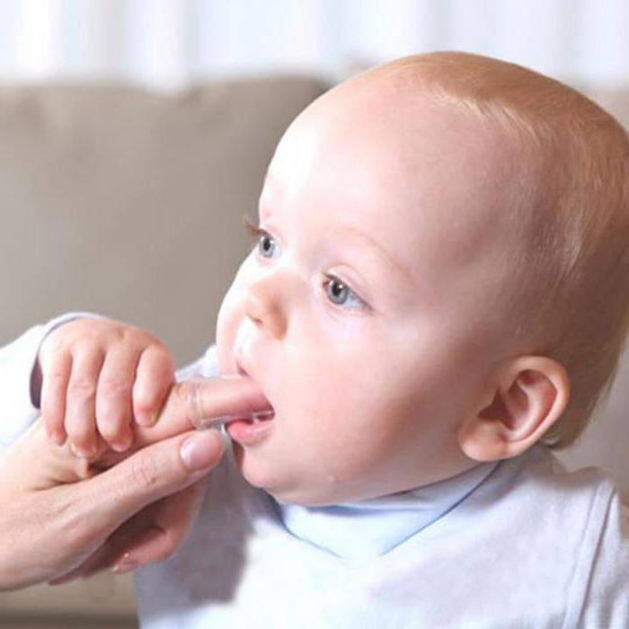 С какого возраста детям чистят зубы - когда надо приучать и что говорит комаровский?