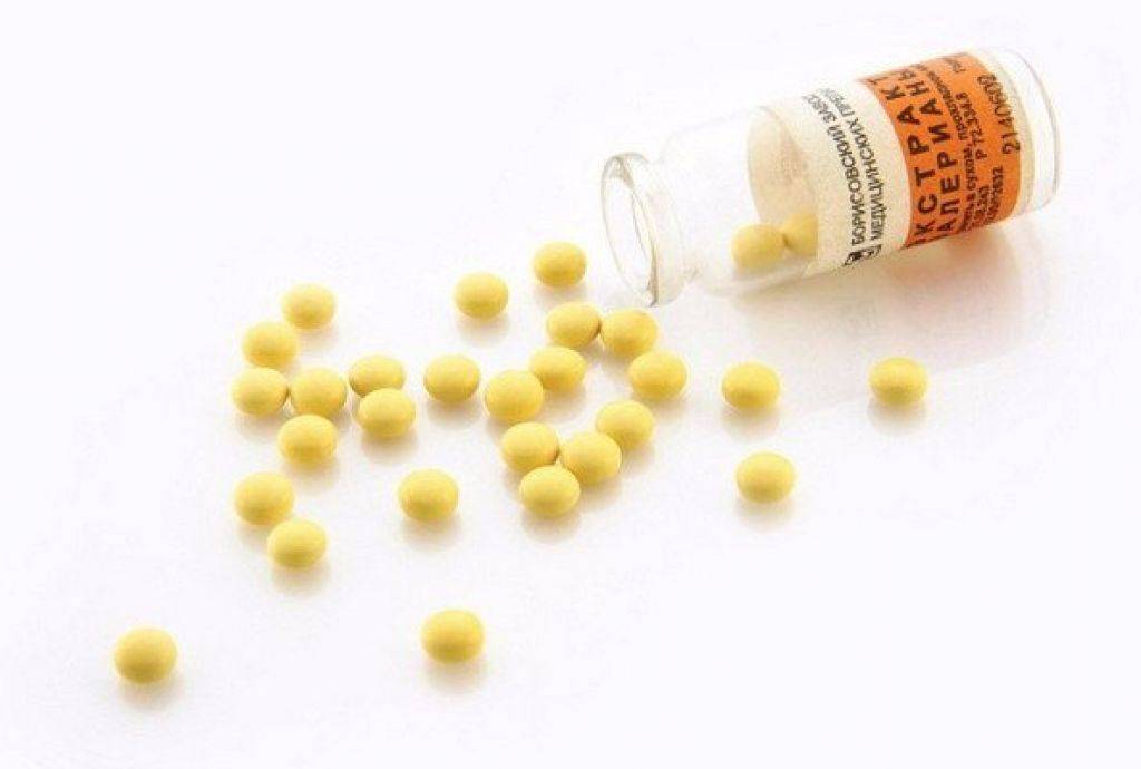 Успокоительные таблетки валерьянка. Успокоительные таблетки желтые. Желтые маленькие таблетки успокоительные. Маленькие желтые таблетки от сердца.