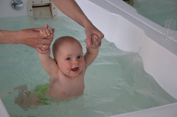 Как быстро и безопасно научить ребенка плавать