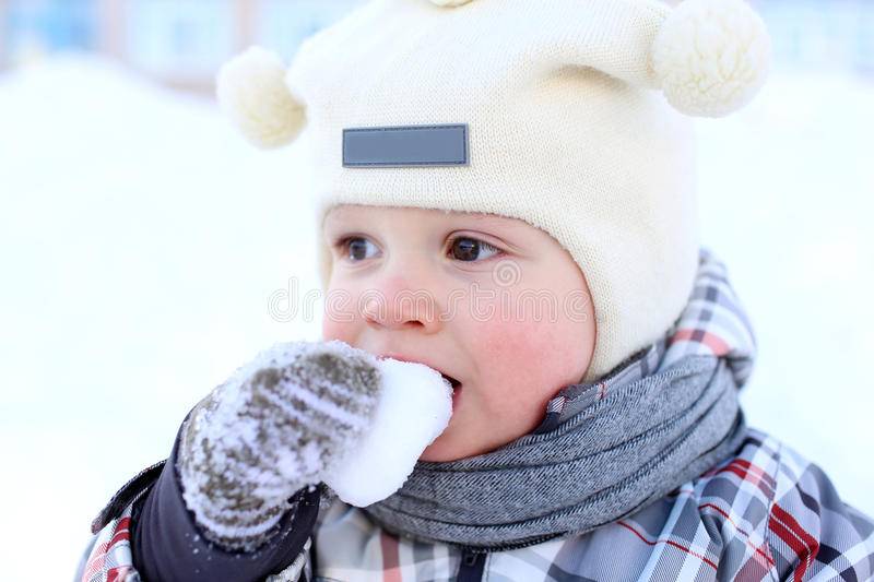 Ребенок ест снег: что делать