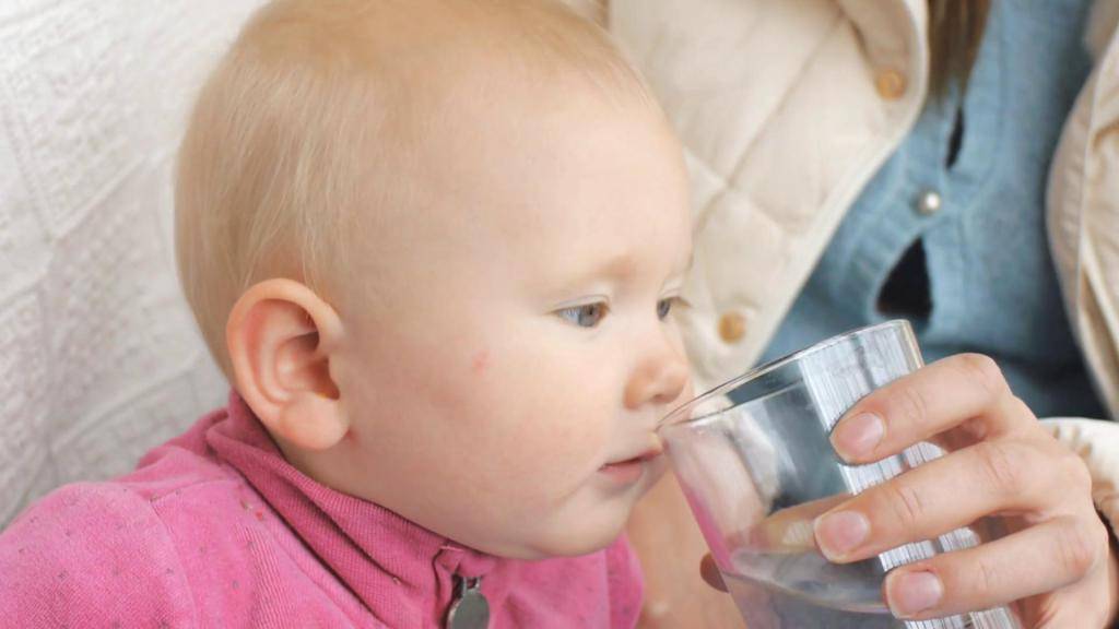 Водный баланс: как выбрать воду для ребенка