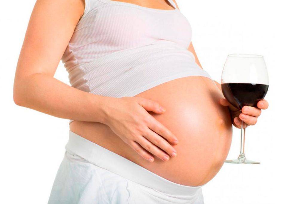 Можно ли беременным выпить бокал шампанского на новый год в 1, 2, 3 триместре