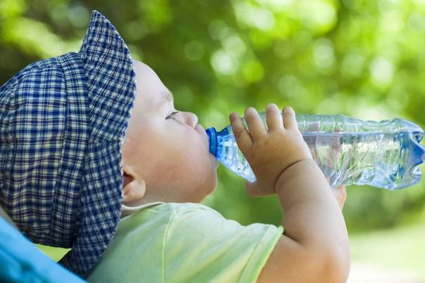 3 месячный ребенок не хочет пить воду. как приучить малыша пить? как допаивать водой грудничка