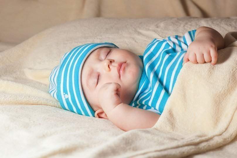 Почему ребёнок в год вздрагивает во сне? причины и способы решения проблемы