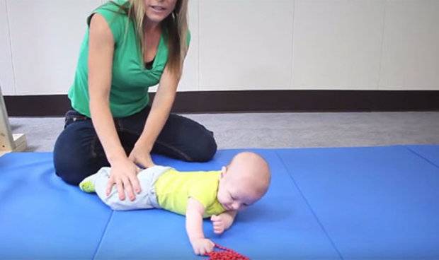 Ребенок в 6-7 месяцев не переворачивается с живота на спину: что делать, причины