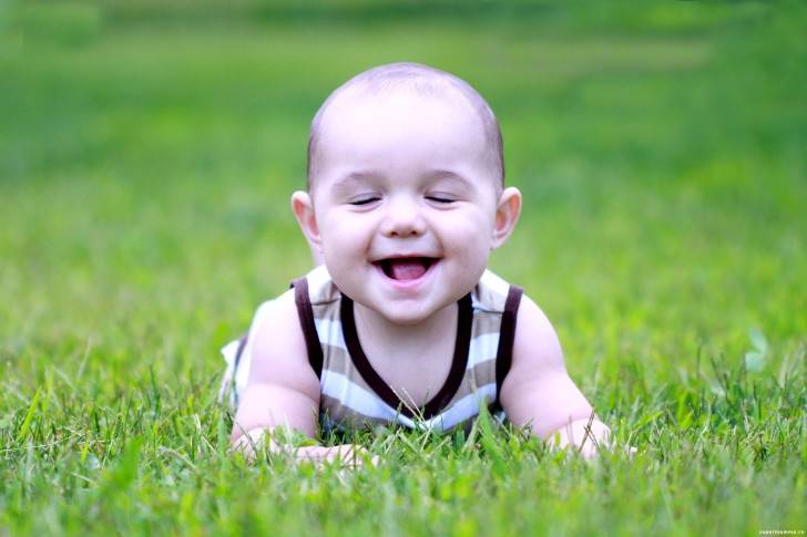 Чему улыбаются новорожденные дети. что делать если ребенок не улыбается. когда и почему новорожденный начинает гулить и агукать