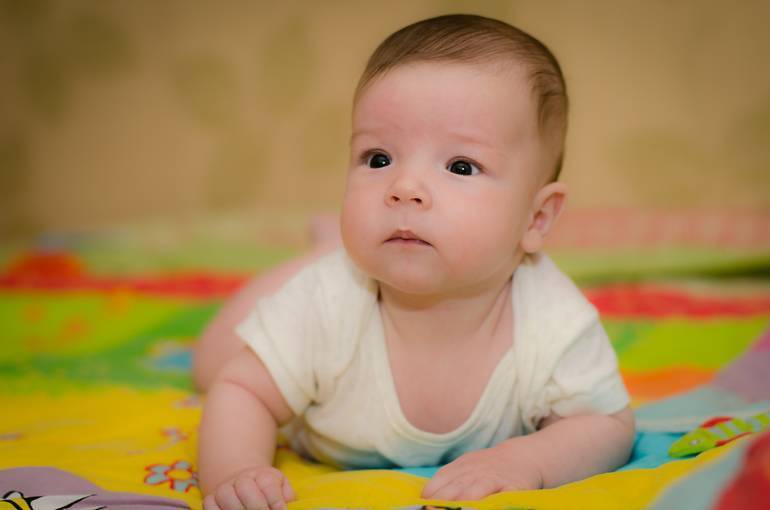 Почему ребенок 6-9 месяцев мотает и трясет головой из стороны в сторону? 10 причин беспокойства ребенка при кормлении грудью