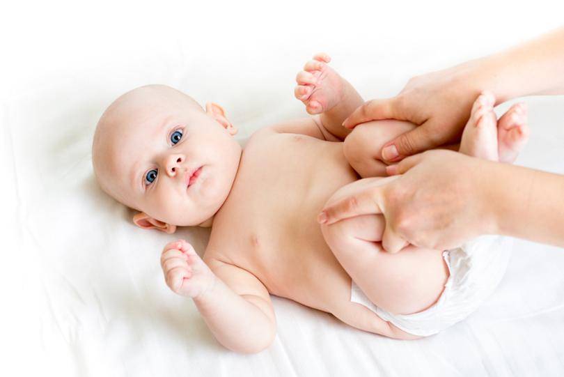 Почему хрустят суставы у грудного ребенка и что делать