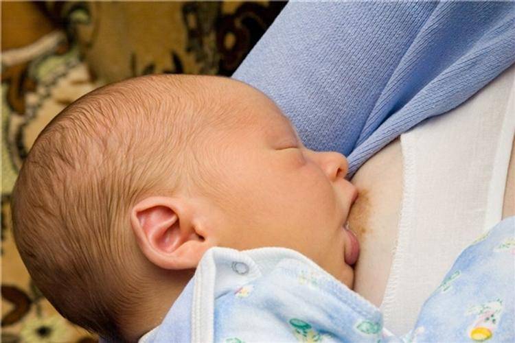 Почему ребенок давится при кормлении грудным молоком? | мистер доктор-события в мире медицины