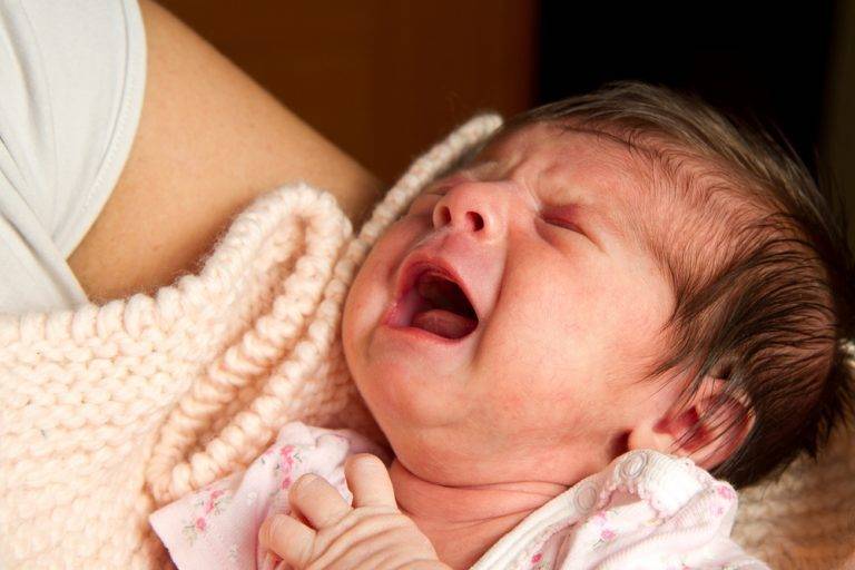 Ребенок плачет во время кормления грудью, психует, выгибает спину, кряхтит, краснеет: почему новорожденный беспокоится, когда сосет