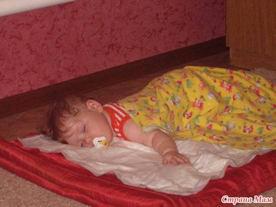 Что делать, если ребенок упал с кровати: пошаговая инструкция для мамы