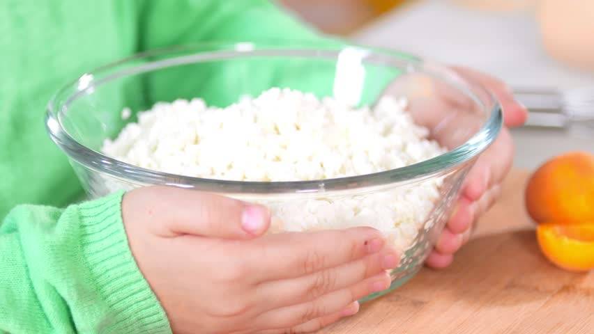 Почему ребенок мало ест: как исправить ситуацию