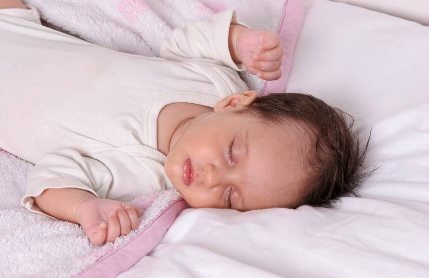 Новорожденный закатывает глаза: основные причины и лечение