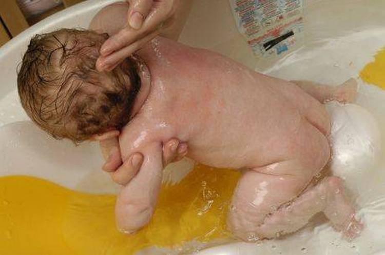 Как мыть новорождённых мальчика или девочку правильно, в том числе первый раз, как часто и чем, при какой температуре
