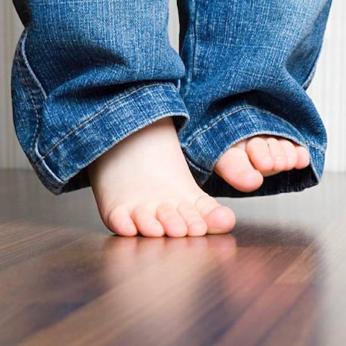 Ребенок в год ходит на носочках: причины и что делать - детская консультация