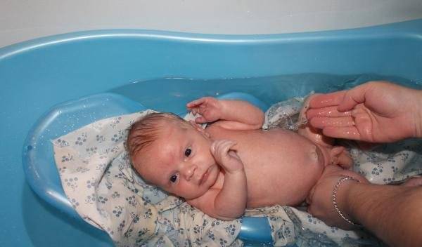 Можно ли купаться (мыться) ребенку после прививки бцж