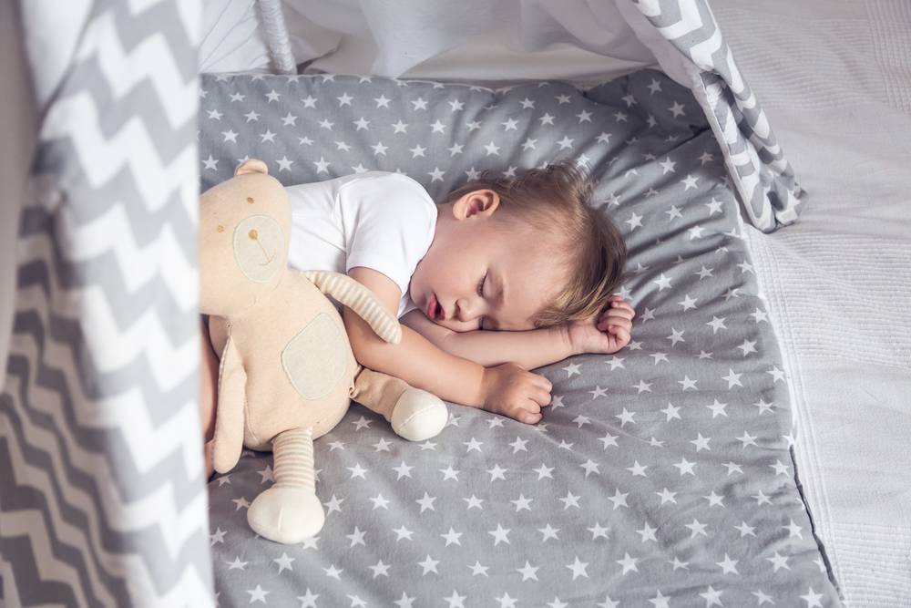 Как приучить ребенка спать отдельно